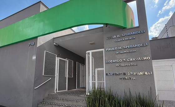 Fachada da clínica em Araras, número 718, com cobertura verde e a placa dos consultórios.