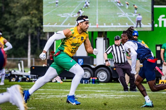 Atleta da Seleção Brasileira de Flag Football em corrida durante uma partida.